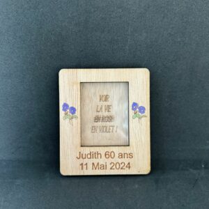 Support photo magnétique de type polaroid en bois gravé et personnalisable