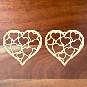 Boucle d'oreille avec une multitude de coeur