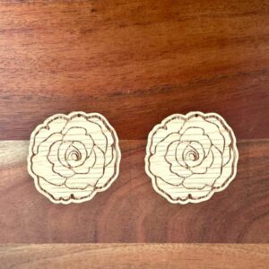 Boucle d'oreille en forme de rose gravée